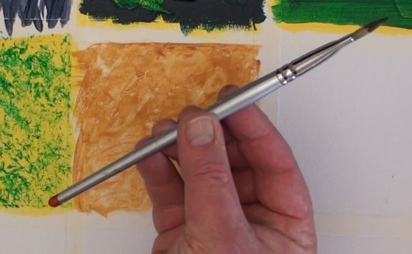 holding the brush in the tips of the fingers for highlighting texture gel