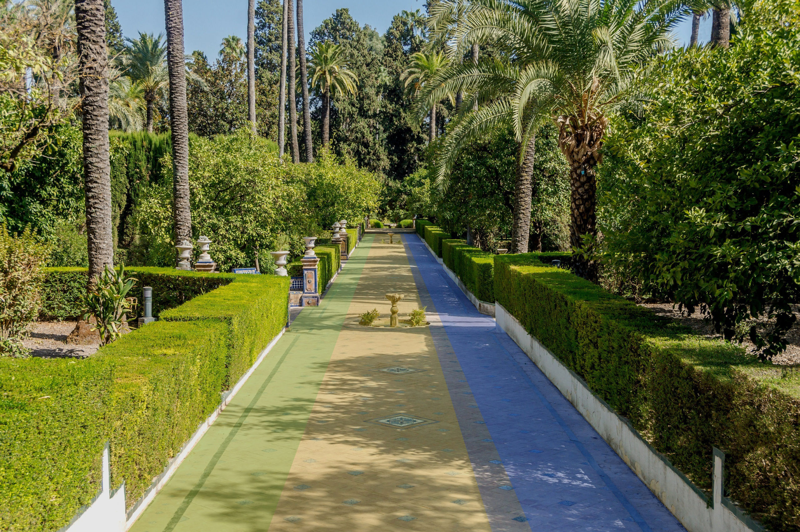 seville-77533 garden with path with ambient and reflected light influences marked